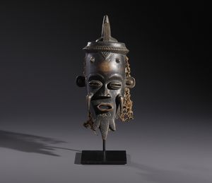 Lulua - Repubblica Democratica del Congo - Nello stile di Maschera antropomorfa in legno a patina nera e fibre
