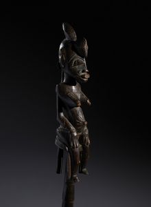 Senufo - Costa d'Avorio/Mali/Burkina Faso : Nello stile di Grande bastone  con personaggio  antropomorfo seduto in legno duro a patina scura  - Asta Asta 444 | AFRICA, OCEANIA E AMERICHE - ARTIGIANATO AFRICANO: VARI COMMITTENTI E SELEZIONE DALLA COLLEZIONE BARTOLOMUCCI Online - Associazione Nazionale - Case d'Asta italiane