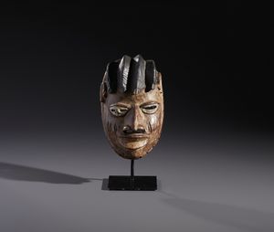 Yoruba -Nigeria - Nello stile diMaschera antropomorfa in legno a patina marrone  e pigmenti