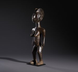 Mossi - Burkina Faso : Nello stile di Scultura antropomorfa femminile  in legno a patina scura  - Asta Asta 444 | AFRICA, OCEANIA E AMERICHE - ARTIGIANATO AFRICANO: VARI COMMITTENTI E SELEZIONE DALLA COLLEZIONE BARTOLOMUCCI Online - Associazione Nazionale - Case d'Asta italiane