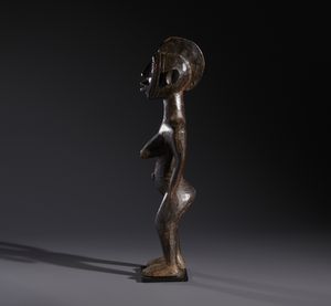 Mossi - Burkina Faso : Nello stile di Scultura antropomorfa femminile  in legno a patina scura  - Asta Asta 444 | AFRICA, OCEANIA E AMERICHE - ARTIGIANATO AFRICANO: VARI COMMITTENTI E SELEZIONE DALLA COLLEZIONE BARTOLOMUCCI Online - Associazione Nazionale - Case d'Asta italiane