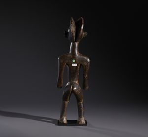 Mossi - Burkina Faso : Nello stile di Scultura antropomorfa femminile  in legno a patina scura  - Asta Asta 444 | AFRICA, OCEANIA E AMERICHE - ARTIGIANATO AFRICANO: VARI COMMITTENTI E SELEZIONE DALLA COLLEZIONE BARTOLOMUCCI Online - Associazione Nazionale - Case d'Asta italiane