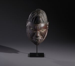 Yoruba -Nigeria - Nello stile di Maschera a casco antropomorfa  in legno duro  e pigmenti