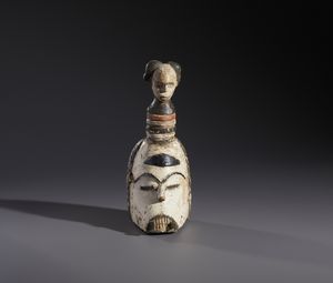 Igbo - Nigeria - Nello stile di Maschera antropomorfa con testina in legno, caolino e pigmenti