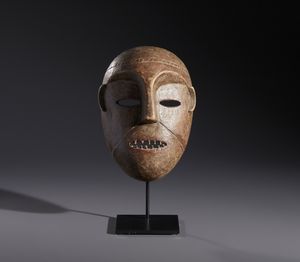 Nzakara - Repubblica Centro Africana - Nello stile di Maschera antropomorfa in legno duro a patina chiara e pigmenti