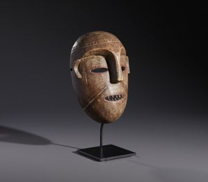 Nzakara - Repubblica Centro Africana : Nello stile di Maschera antropomorfa in legno duro a patina chiara e pigmenti  - Asta Asta 444 | AFRICA, OCEANIA E AMERICHE - ARTIGIANATO AFRICANO: VARI COMMITTENTI E SELEZIONE DALLA COLLEZIONE BARTOLOMUCCI Online - Associazione Nazionale - Case d'Asta italiane