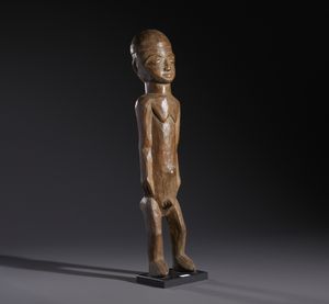 Lobi - Burkina Faso/Costa d'Avorio : Nello stile di Scultura antropomorfa in legno duro a patina marrone chiaro  - Asta Asta 444 | AFRICA, OCEANIA E AMERICHE - ARTIGIANATO AFRICANO: VARI COMMITTENTI E SELEZIONE DALLA COLLEZIONE BARTOLOMUCCI Online - Associazione Nazionale - Case d'Asta italiane