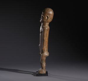 Lobi - Burkina Faso/Costa d'Avorio : Nello stile di Scultura antropomorfa in legno duro a patina marrone chiaro  - Asta Asta 444 | AFRICA, OCEANIA E AMERICHE - ARTIGIANATO AFRICANO: VARI COMMITTENTI E SELEZIONE DALLA COLLEZIONE BARTOLOMUCCI Online - Associazione Nazionale - Case d'Asta italiane