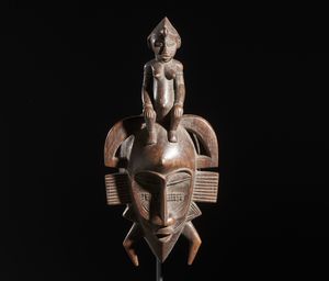 Senufo - Costa d'Avorio/Mali/Burkina Faso - Nello stile di Maschera a casco  in legno duro a patina spessa e scura, con personaggio antropomorfo