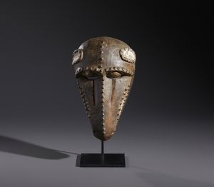 Baule - Costa d'Avorio - Nello stile di Maschera zoomorfa  in legno duro a patina marrone, caolino e metallo