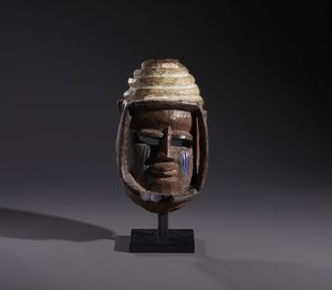 Yoruba -Nigeria - Nello stile di Maschera antropomorfa  in legno, caolino e  pigmenti