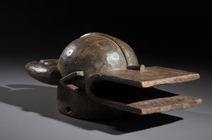 Chamba - Nigeria : Nello stile diMaschera Casco zoomorfa in legno duro a patina scura  - Asta Asta 444 | AFRICA, OCEANIA E AMERICHE - ARTIGIANATO AFRICANO: VARI COMMITTENTI E SELEZIONE DALLA COLLEZIONE BARTOLOMUCCI Online - Associazione Nazionale - Case d'Asta italiane