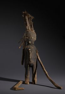 Senufo - Costa d'Avorio/Mali/Burkina Faso - Nello stile di Feticcio o figura da oracolo Kafigeledjio in  legno, tessuto, fibre, piume e conchiglie