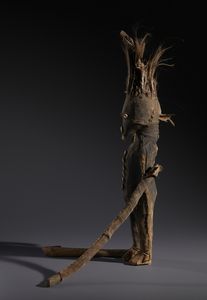 Senufo - Costa d'Avorio/Mali/Burkina Faso : Nello stile di Feticcio o figura da oracolo Kafigeledjio in  legno, tessuto, fibre, piume e conchiglie  - Asta Asta 444 | AFRICA, OCEANIA E AMERICHE - ARTIGIANATO AFRICANO: VARI COMMITTENTI E SELEZIONE DALLA COLLEZIONE BARTOLOMUCCI Online - Associazione Nazionale - Case d'Asta italiane