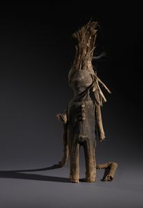 Senufo - Costa d'Avorio/Mali/Burkina Faso : Nello stile di Feticcio o figura da oracolo Kafigeledjio in  legno, tessuto, fibre, piume e conchiglie  - Asta Asta 444 | AFRICA, OCEANIA E AMERICHE - ARTIGIANATO AFRICANO: VARI COMMITTENTI E SELEZIONE DALLA COLLEZIONE BARTOLOMUCCI Online - Associazione Nazionale - Case d'Asta italiane