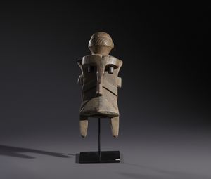 Igbo - Nigeria - Nello stile di Maschera zoomorfa detta anche maschera elefante con testina antropomorfa Igbo-Izi  in legno a patina naturale e pigmenti