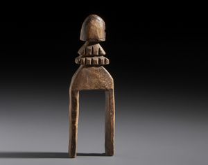 Dogon - Mali : Nello stile di Fionda in legno duro a patina naturale con piccola testa antropomorfa e decorazioni geometriche incise  - Asta Asta 444 | AFRICA, OCEANIA E AMERICHE - ARTIGIANATO AFRICANO: VARI COMMITTENTI E SELEZIONE DALLA COLLEZIONE BARTOLOMUCCI Online - Associazione Nazionale - Case d'Asta italiane