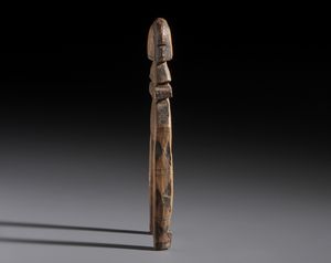 Dogon - Mali : Nello stile di Fionda in legno duro a patina naturale con piccola testa antropomorfa e decorazioni geometriche incise  - Asta Asta 444 | AFRICA, OCEANIA E AMERICHE - ARTIGIANATO AFRICANO: VARI COMMITTENTI E SELEZIONE DALLA COLLEZIONE BARTOLOMUCCI Online - Associazione Nazionale - Case d'Asta italiane