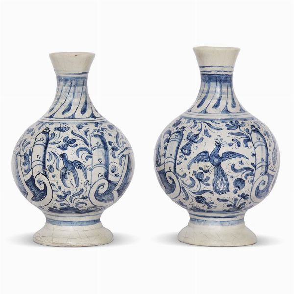 COPPIA DI BOTTIGLIE, FAENZA, SECOLO XVII  - Asta UNA COLLEZIONE DI VASI DA FARMACIA IN MAIOLICA - Associazione Nazionale - Case d'Asta italiane