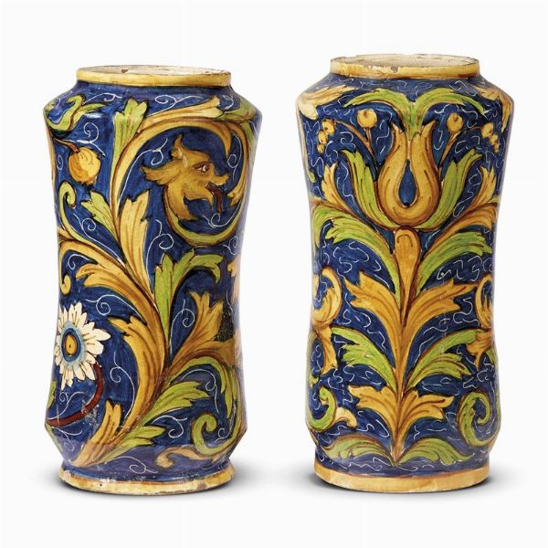 COPPIA DI GRANDI ALBARELLI, CALTAGIRONE, MANIFATTURA DI GESUALDO DI BARTOLO, FINE SECOLO XIX  - Asta UNA COLLEZIONE DI VASI DA FARMACIA IN MAIOLICA - Associazione Nazionale - Case d'Asta italiane