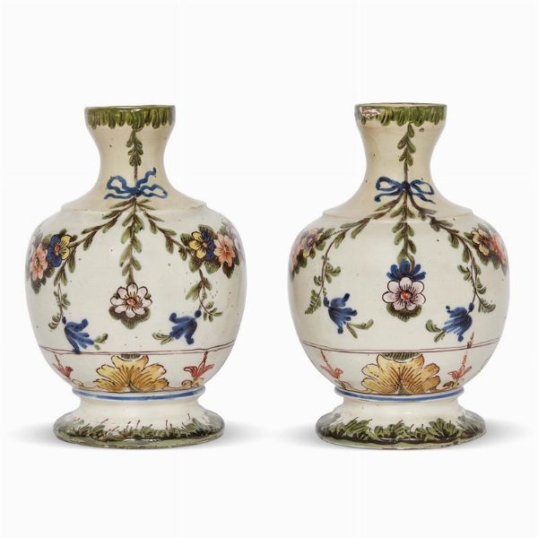 COPPIA DI BOTTIGLIE, MILANO, MANIFATTURA DI FELICE CLERICI, 1770 CIRCA  - Asta UNA COLLEZIONE DI VASI DA FARMACIA IN MAIOLICA - Associazione Nazionale - Case d'Asta italiane