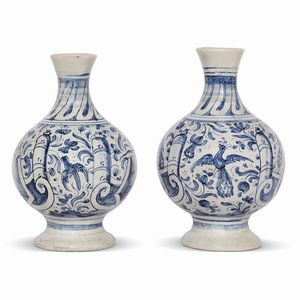 COPPIA DI BOTTIGLIE, FAENZA, SECOLO XVII  - Asta UNA COLLEZIONE DI VASI DA FARMACIA IN MAIOLICA - Associazione Nazionale - Case d'Asta italiane