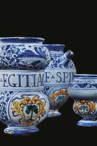 SEI VASI, ROMA, SECONDA METÀ SECOLO XVII  - Asta UNA COLLEZIONE DI VASI DA FARMACIA IN MAIOLICA - Associazione Nazionale - Case d'Asta italiane