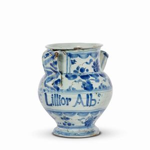 VERSATOIO, SAVONA O ALBISOLA, SECONDA METÀ SECOLO XVII  - Asta UNA COLLEZIONE DI VASI DA FARMACIA IN MAIOLICA - Associazione Nazionale - Case d'Asta italiane