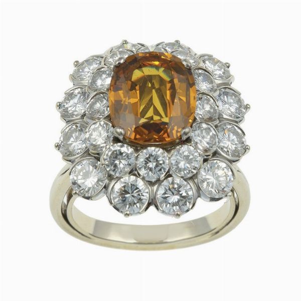 Anello con zaffiro giallo e diamanti a contorno  - Asta Vintage Jewellery - Associazione Nazionale - Case d'Asta italiane