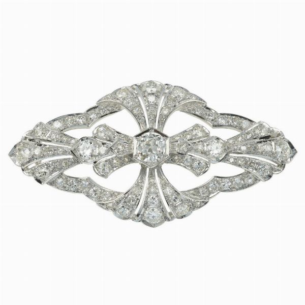 Spilla con diamante centrale di ct 0.90 circa e diamanti a contorno  - Asta Vintage Jewellery - Associazione Nazionale - Case d'Asta italiane