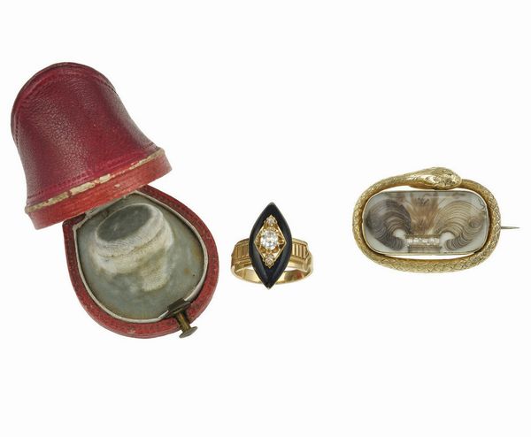 Lotto composto da un anello ed una spilla da lutto  - Asta Vintage Jewellery - Associazione Nazionale - Case d'Asta italiane