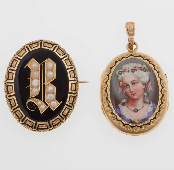 Lotto composto da un portaritratti con miniatura ed una spilla con iniziale  - Asta Vintage Jewellery - Associazione Nazionale - Case d'Asta italiane