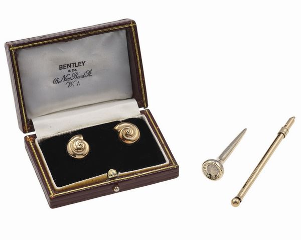 Lotto composto da un paio di orecchini conchiglia, un frullino da champagne ed un tee da golf firmato Bulgari  - Asta Vintage Jewellery - Associazione Nazionale - Case d'Asta italiane