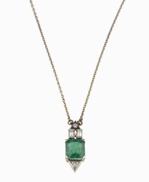 Pendente con smeraldo di ct 2.19 circa e diamanti  - Asta Vintage Jewellery - Associazione Nazionale - Case d'Asta italiane