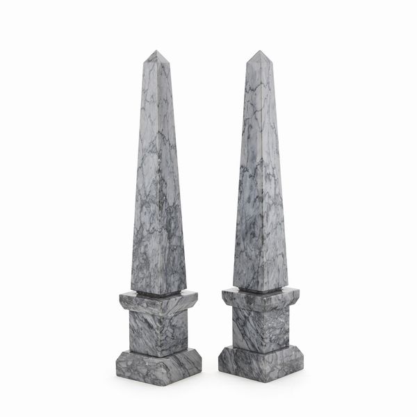 Coppia di obelischi in marmo grigio  - Asta Arredi, Sculture, Dipinti Antichi e del XIX Secolo - Associazione Nazionale - Case d'Asta italiane