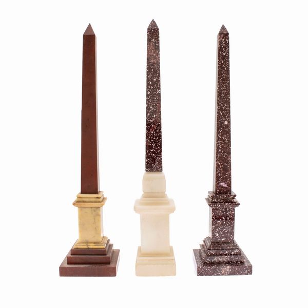 Tre modelli di obelischi in marmi vari  - Asta Arredi, Sculture, Dipinti Antichi e del XIX Secolo - Associazione Nazionale - Case d'Asta italiane