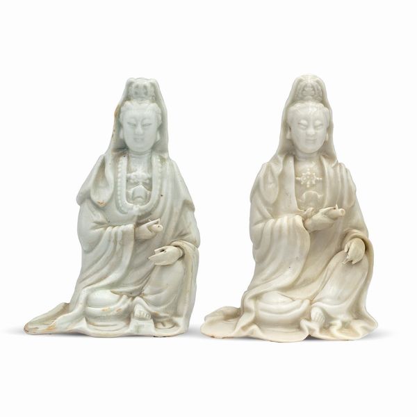 Coppia di  Guanyin in porcellana Blanc de Chine  - Asta Arredi, Sculture, Dipinti Antichi e del XIX Secolo - Associazione Nazionale - Case d'Asta italiane