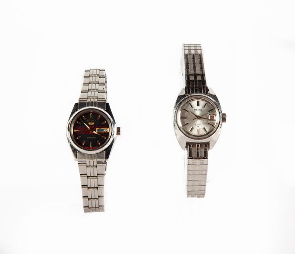 2 orologi da donna: - Seiko 5 Sports 4206 0332. ON 2622 Vetro zaffiro. Water Resistant. Orologio da polso meccanico automatico 21 Rubini con datario da donna in acciaio con bracciale Seiko originale - Seiko Automatic 2517 0211 071320 Water Proof. Orologio da polso meccanico automatico 21 Rubini con datario da donna in acciaio con bracciale Seiko originale  - Asta Orologi da Polso da Tasca e da Tavolo - Associazione Nazionale - Case d'Asta italiane