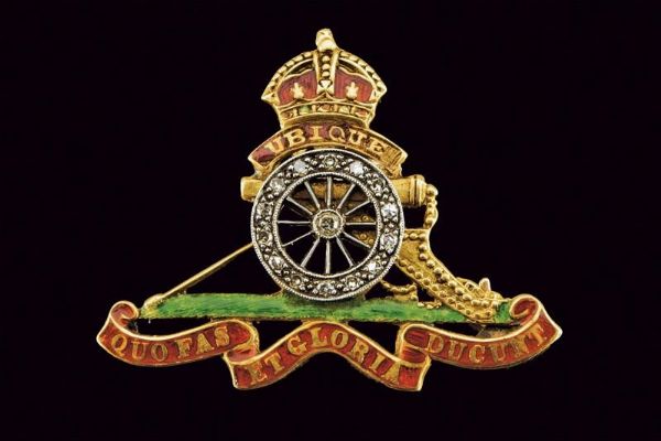 Spilla reggimentale della Royal Artillery  - Asta Rare Armi Antiche e Armature da Tutto il Mondo - Associazione Nazionale - Case d'Asta italiane