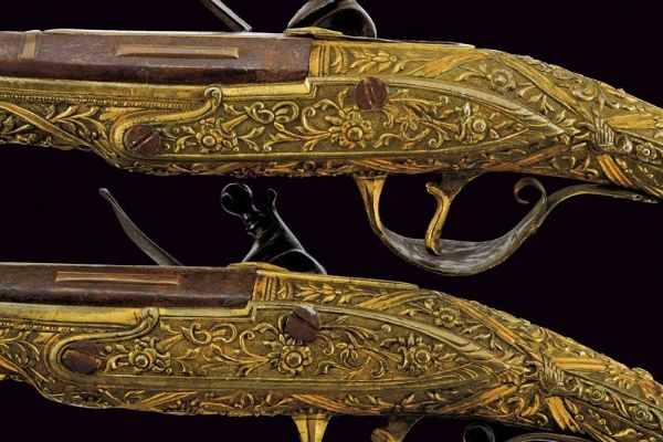 Bella coppia di pistole a pietra focaia con fornimenti intagliati  - Asta Rare Armi Antiche e Armature da Tutto il Mondo - Associazione Nazionale - Case d'Asta italiane