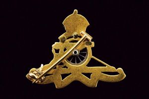 Spilla reggimentale della Royal Artillery  - Asta Rare Armi Antiche e Armature da Tutto il Mondo - Associazione Nazionale - Case d'Asta italiane