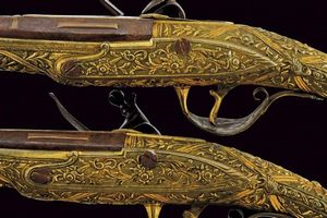 Bella coppia di pistole a pietra focaia con fornimenti intagliati  - Asta Rare Armi Antiche e Armature da Tutto il Mondo - Associazione Nazionale - Case d'Asta italiane