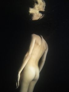 Martina Cirese : a) Woman Underwater #5. Marseille, France 2020; b)Woman Underwater #3. Marseille, France, 2022. Dittico  - Asta Brand New - 21st Century Art - Associazione Nazionale - Case d'Asta italiane