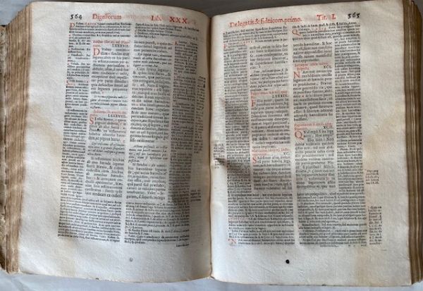 JUSTINIAN, CORPUS IURIS CIVILIS. DIGESTUM Pandectarum, seu Digestorum iuris ciuilis, quibus iurisprudentia ex veteribus iureconsultis desumpta, libri L. continentur. Tomus primus [-tertius]. Cum Accursij commentarijs, & doctissimorum virorum annotationibus. Omnia diligentissime purgata, & recognita. Accessit rerum, & verborum insignium index locupletissimus.  Venice, s.n.t. : [Francesco De Franceschi, Gaspare Bindoni the elder, heirs of Niccolò Bevilacqua, Damiano Zenaro], 1574-1575.  - Asta Libri antichi, rarit bibliografiche e prime edizioni del '900 - Associazione Nazionale - Case d'Asta italiane