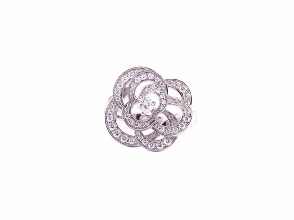 Chanel, anello 'Fil de Camlia' in oro bianco con diamanti  - Asta Gioielli e Orologi - Associazione Nazionale - Case d'Asta italiane