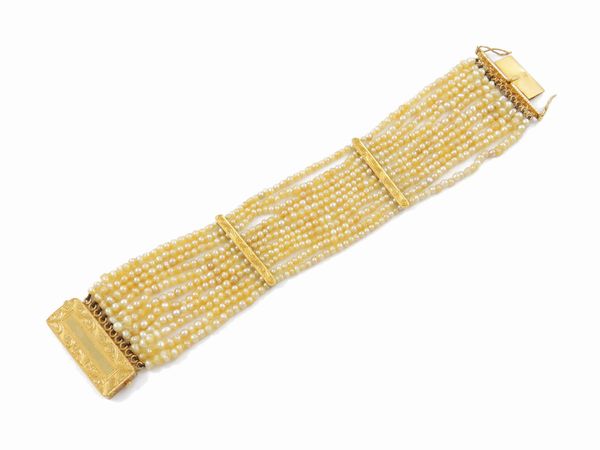 Bracciale multifilo di microperle con elementi e chiusura in oro giallo  - Asta Gioielli e Orologi - Associazione Nazionale - Case d'Asta italiane