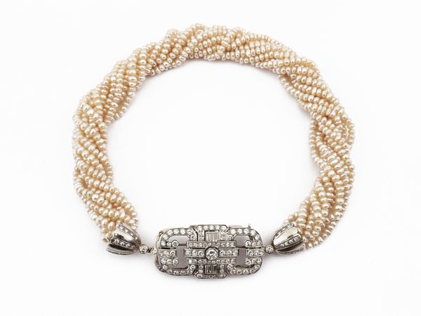 Collana multifilo di perle coltivate barocche con fermezza  spilla in oro bianco e diamanti  - Asta Gioielli e Orologi - Associazione Nazionale - Case d'Asta italiane