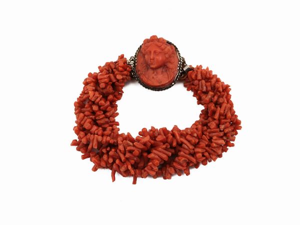 Bracciale multifilo di corallo rosso con fermezza in argento e cameo in corallo rosso  - Asta Gioielli e Orologi - Associazione Nazionale - Case d'Asta italiane