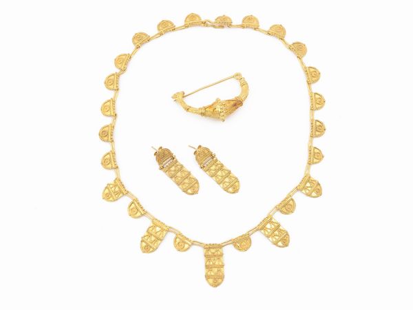 Demi parure collana, orecchini e spilla in oro giallo  - Asta Gioielli e Orologi - Associazione Nazionale - Case d'Asta italiane