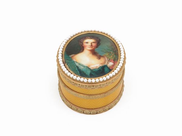 Tabacchiera in oro giallo e rosa con perle smalti gialli e miniatura  - Asta Gioielli e Orologi - Associazione Nazionale - Case d'Asta italiane